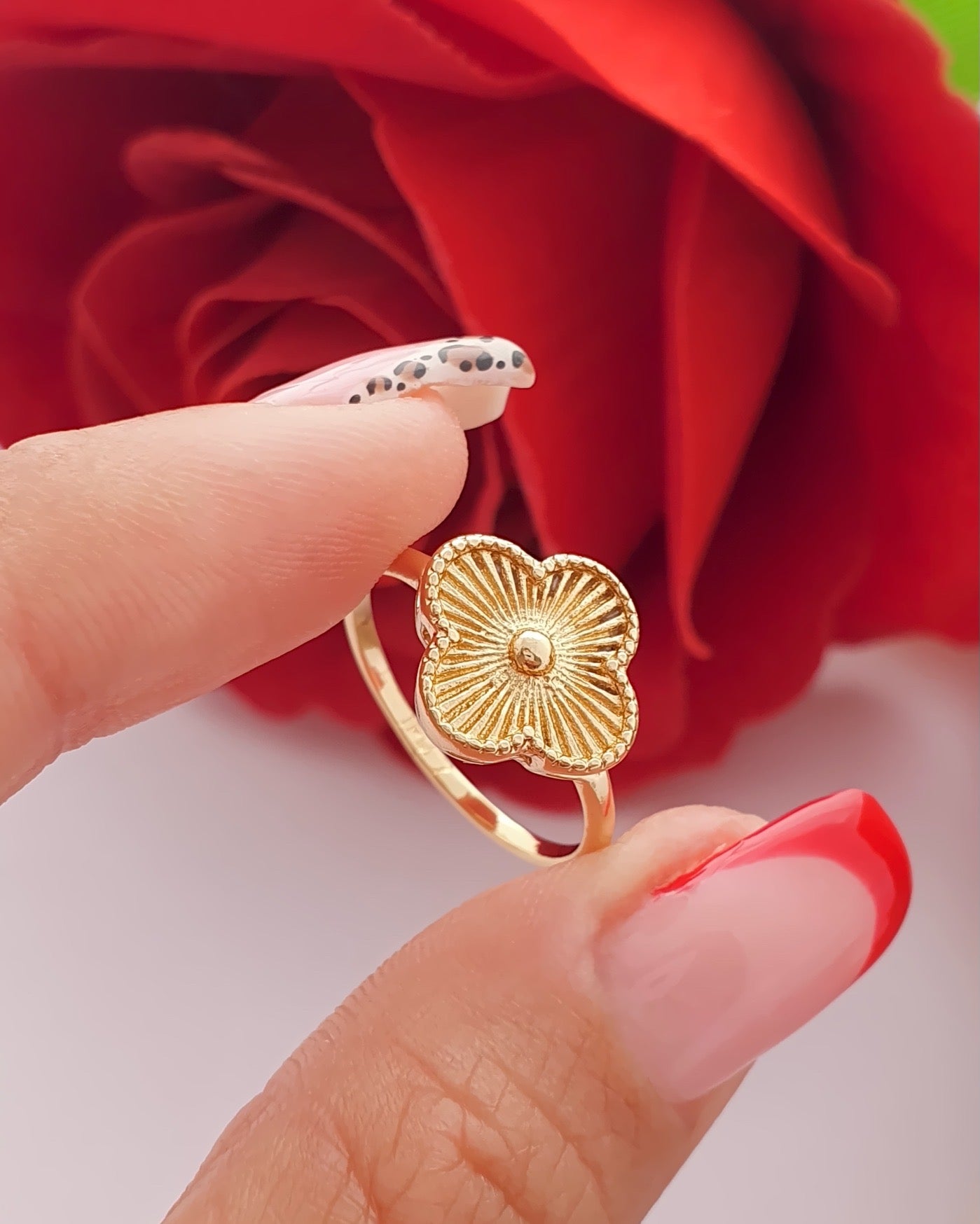 Anillo trebol diamantado